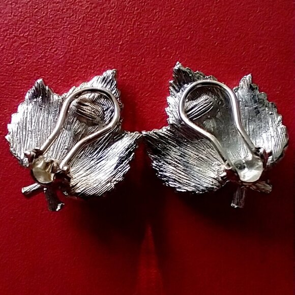 Vintage Clip On Earrings Silvertone Leaves Faux Pearl Mid Century - Picture 3 of 9